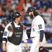 [포토]1회 만루 위기를 넘기는 한화 폰세