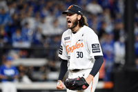 [포토]견제로 이닝 마무리하는 한화 폰세