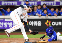 [포토]포일로 실점하는 한화 폰세