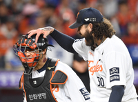 [포토]1회 만루 위기를 탈출하는 한화 폰세와 최재훈