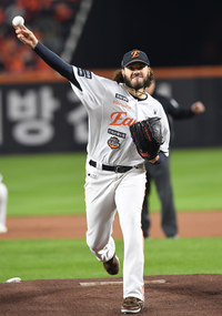 [포토]힘차게 공 뿌리는 한화 선발 폰세