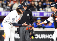 [포토]한화 포수, 마스크 받으세요!