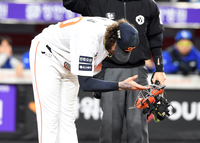 [포토]한화 폰세, 최재훈을 향해 공손하게!