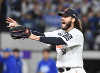 [포토]비디오판독 요청을 말리는 한화 폰세