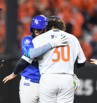 [포토] 타구 맞은 폰세와 포옹하는 디아즈