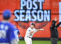 [포토] 노시환, 5회 득점기회 만드는 2루타