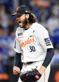 [포토]한화 폰세, 견제로 직접!