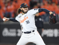 [포토] 역투하는 한화 폰세