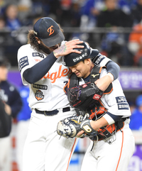 [포토]포수 최재훈과 기쁨을 나누는 한화 폰세