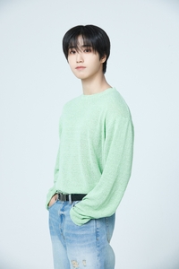 “이 목소리, 상승기류”…스트레이키즈 한, 데뷔 첫 도전