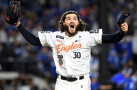 [포토]삼성 디아즈 잡아낸 한화 폰세의 포효