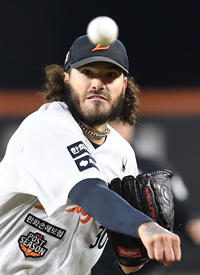 [포토]역투하는 한화 선발 폰세