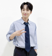 이찬원, “매년 24명 선생님께 꽃 선물”...모교 방문에 드러난 따뜻한 인간성