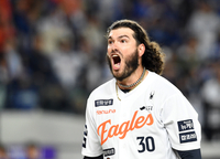 “문제없다!” 폰세, 강습타구 맞고도 웃었다…‘무적 모드’로 한국시리즈 길 열다 [PO5 포커스]