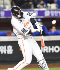 [포토]한화 채은성, 삼성 최원태 상대 1타점 2루타