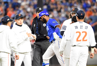 [포토]폰세를 안아주고 더그아웃으로 향하는 디아즈