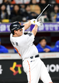 [포토]한화 노시환, 삼성 최원태 상대 선제 적시타