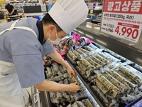 이마트, ‘제철 수산물’ 최대 50% 할인… 남해안 햇굴에 달마새우까지