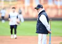 [포토]한화 김경문 감독, 반드시 이겨야 한다!