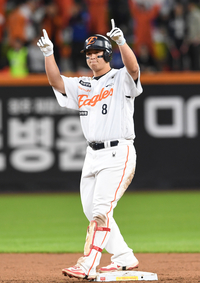 [포토]2루타로 득점 기회 만드는 한화 노시환