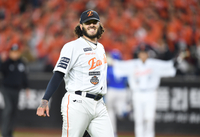 [포토] 타구 맞은 폰세 ‘너무 아프다’