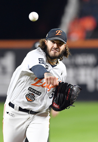 [포토]플레이오프 5차전 선발 등판한 한화 폰세