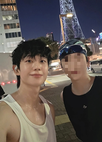 정해인, 친동생과 일본서 ‘형제런’…닮은꼴 훈남 비주얼