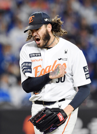 [포토]한화 폰세, 2회 위기도 탈출!