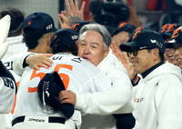 “폰세+와이스가 해냈다!” 김경문 감독의 한화, 19년 만에 한국시리즈 간다 [PO5 승장]