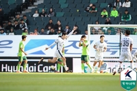2위 김천, 우승 확정한 전북에 3-2 역전승…광주도 안양 1-0 제압