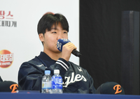 슈퍼 루키의 배짱! ‘가을 ERA 0.00’ 한화 정우주, “LG 오스틴이 가장 경계 돼…상대하기 까다롭다” [KS미디어데이]