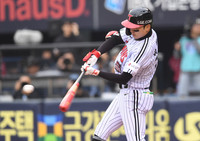 [포토]LG 박해민, 한화 문동주 상대 솔로 홈런