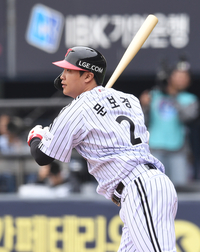[포토]1타점 2루타 치는 LG 문보경
