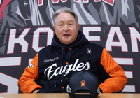 [포토]인터뷰하는 한화 김경문 감독