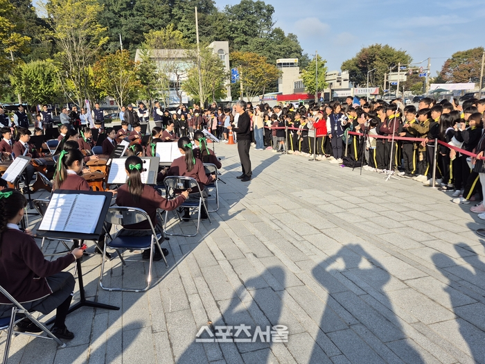 연주 모습을 보고 있는 학생들과 학부모. ( 사진 / 고봉석 기자 )