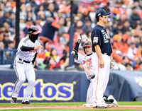 [포토] 신민재, 5회 추가득점 기회 만드는 3루타