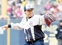 [포토]김재박 전 감독, 한국시리즈 1차전 시구