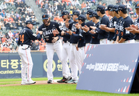 [포토]선수들과 하이파이브 하며 입장하는 한화 김경문 감독