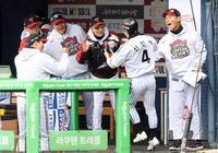 [포토]추가 득점 신민재와 하이파이브 나누는 LG 염경엽 감독