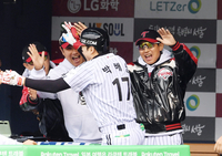 [포토]박해민의 홈런에 기뻐하는 LG 염경엽 감독
