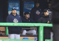 [포토] 경기 지켜보는 류현진-문동주