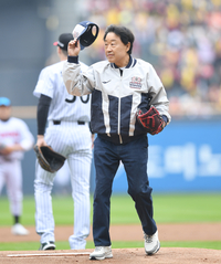 [포토] 시구에 앞서 관중에 인사하는 김재박 전 감독