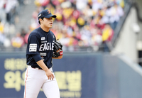 [포토]1회부터 2실점하는 한화 선발 문동주