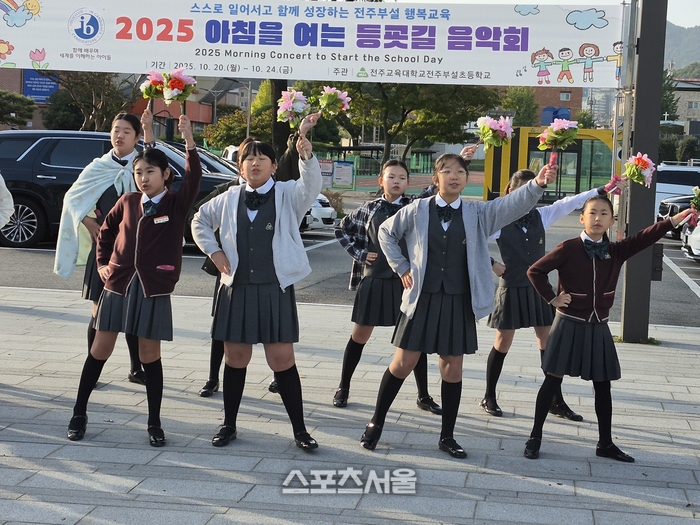 ‘상록소리새 중창단’ 의 합창 모습. ( 사진 / 고봉석 기자 )