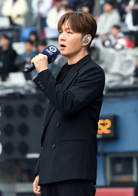 [포토]이창섭, 한국시리즈 1차전 애국가 열창