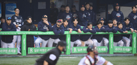 [포토] 경기 지켜보는 한화 선수들 ‘이렇게 지다니...’