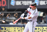 [포토]땅볼로 선제 타점 올리는 LG 김현수