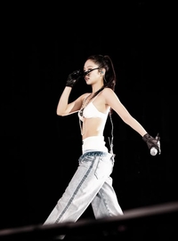 바지가 팬티 아래에 있어?…제니, 글로벌 시선 강탈 [★SNS]