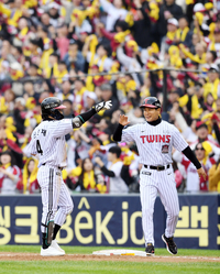 [포토]LG 신민재, 2점 더!