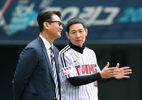 [포토]박용택 해설위원과 이야기 나누는 염경엽 감독